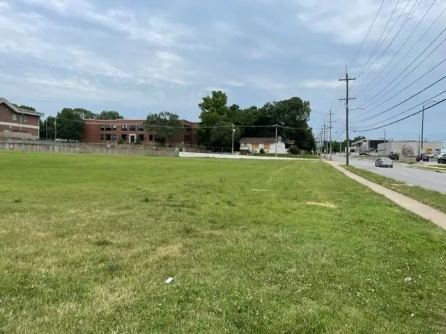 835 N Campbell Avenue, Springfield, MO 65802 - #2