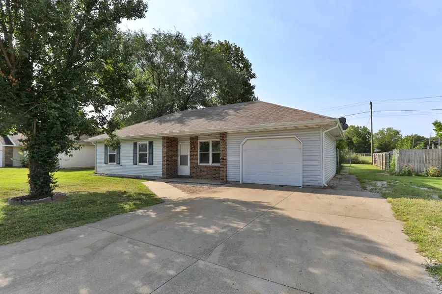 320 E Parkview Street, Bolivar, MO 65613 - #2
