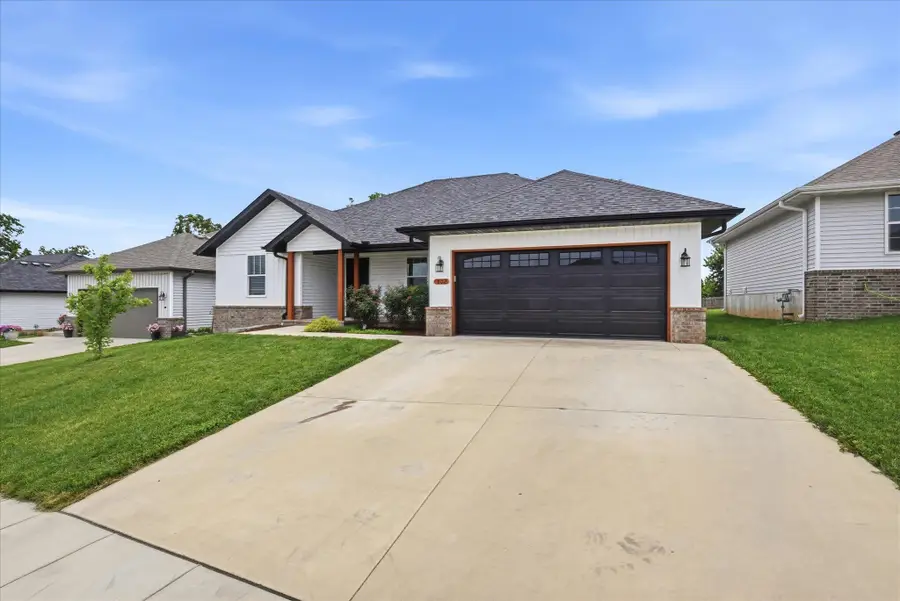 802 S Wheaton Hills Drive, Nixa, MO 65714 - #3