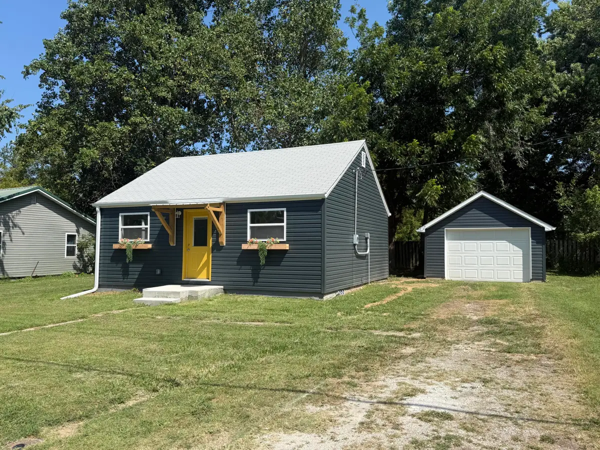 400 W Clouse Street, Mountain Grove, MO 65711 - #1