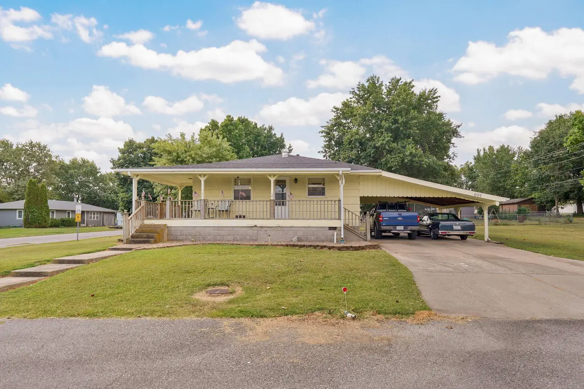 609 Seneker Avenue, Mount Vernon, MO 65712 - #1