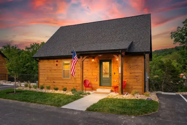 355 Mark Twain Drive, Hollister, MO 65672