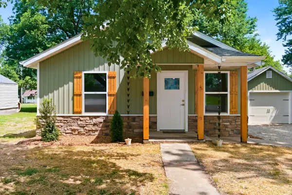 203 Vivian Street, Bolivar, MO 65613