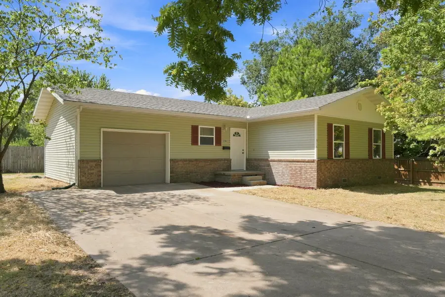 516 E Springfield Street, Aurora, MO 65605 - #2