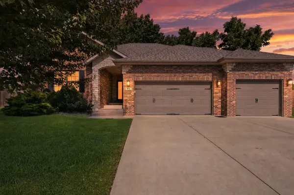 1991 N Parkway Place, Strafford, MO 65757