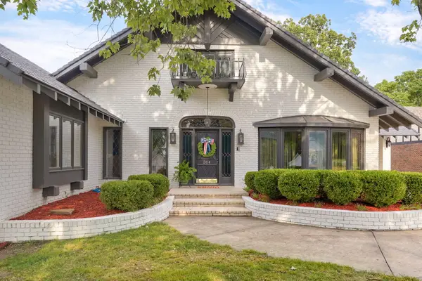 304 S Elliott Avenue, Aurora, MO 65605