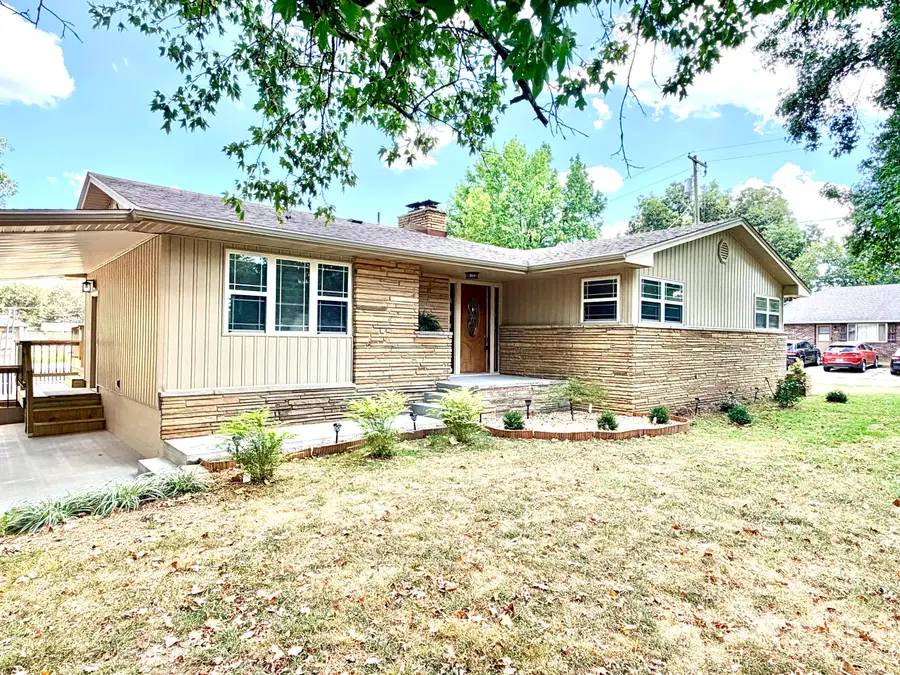 1424 S Jefferson Avenue, Aurora, MO 65605 - #3