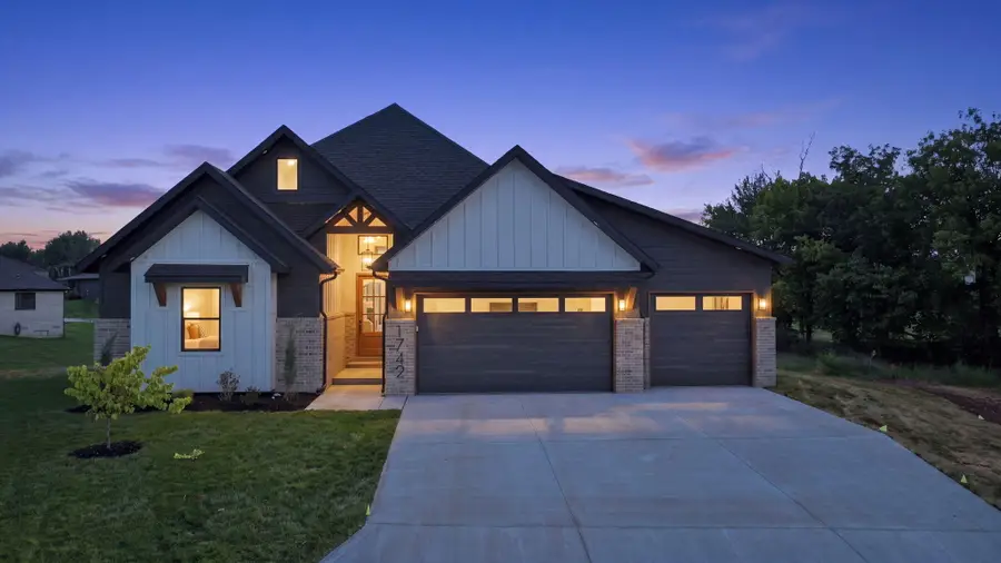 1742 E Skyline Avenue, Ozark, MO 65721 - #2