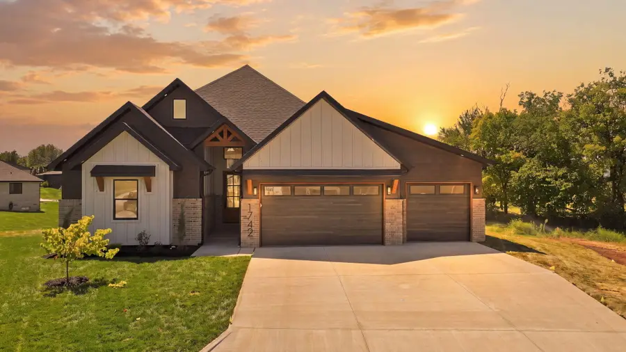 1742 E Skyline Avenue, Ozark, MO 65721 - #3