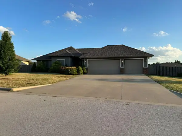 4428 W Cloverleaf Terrace, Battlefield, MO 65619