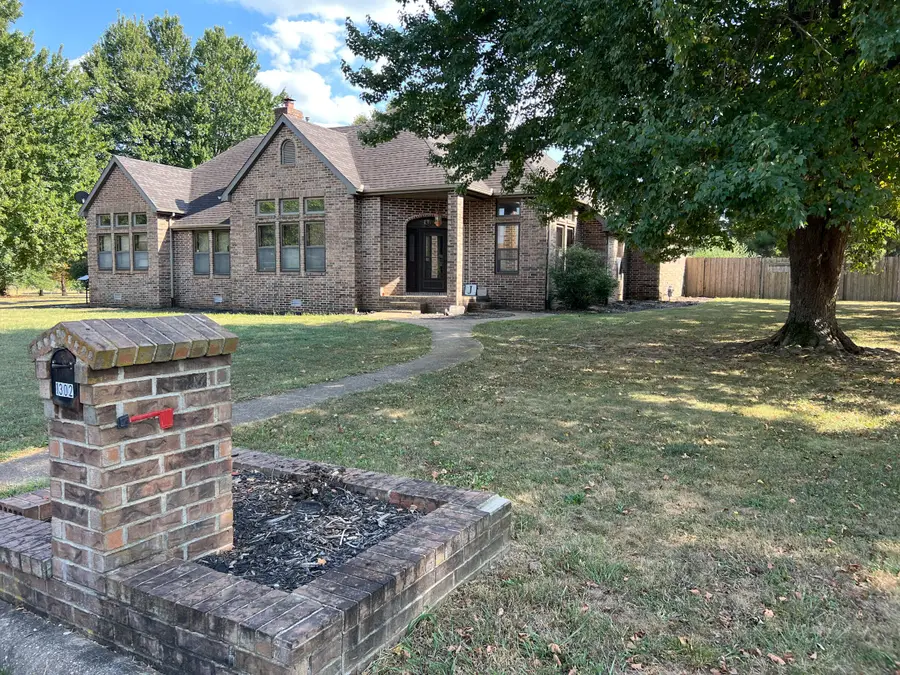 1302 E 13th Street, Mountain Grove, MO 65711 - #2