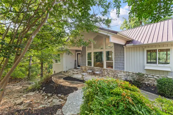 70 Stone Ledge Drive, Branson West, MO 65737