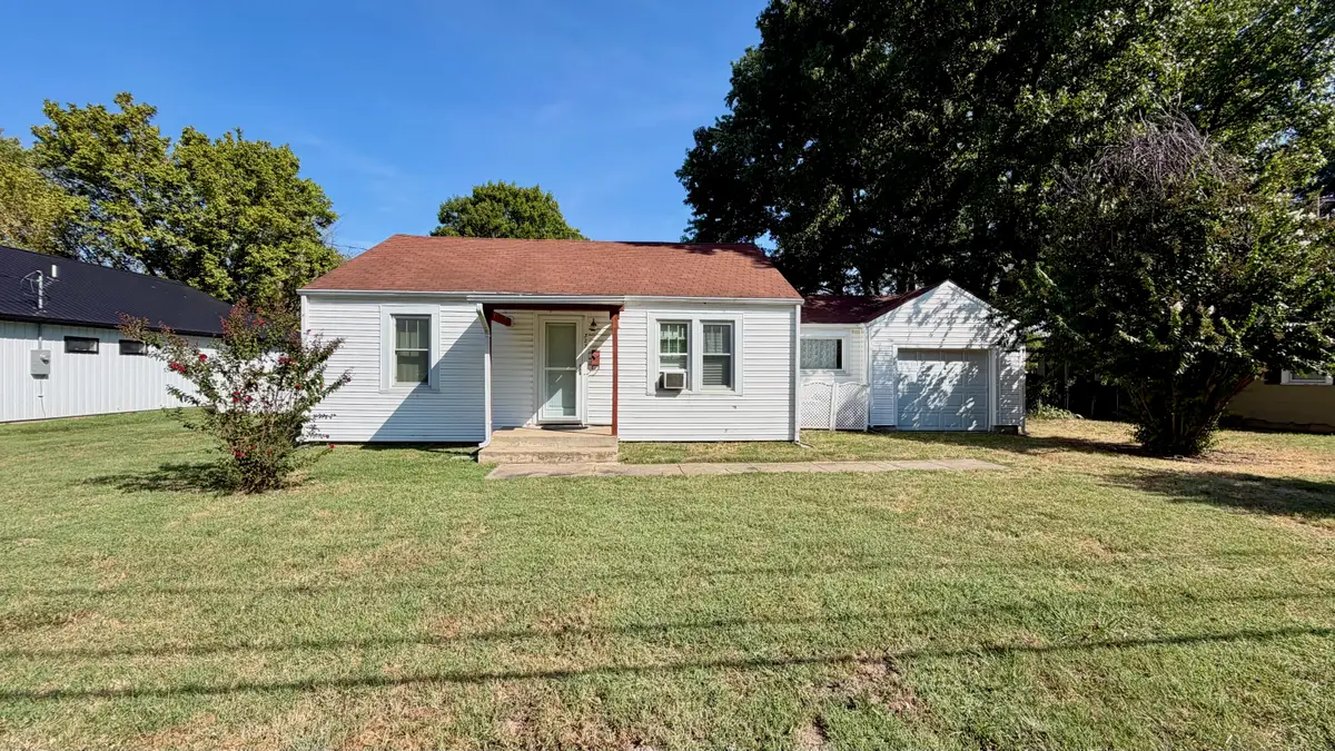 323 E Summit Street, Bolivar, MO 65613 - #1