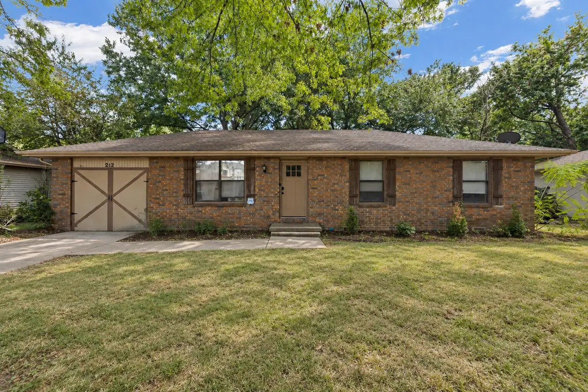 212 E Deanna Lane, Nixa, MO 65714 - #1