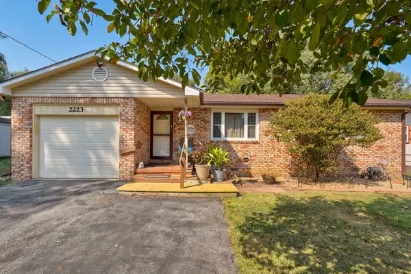 2223 N Roosevelt Avenue, Springfield, MO 65803