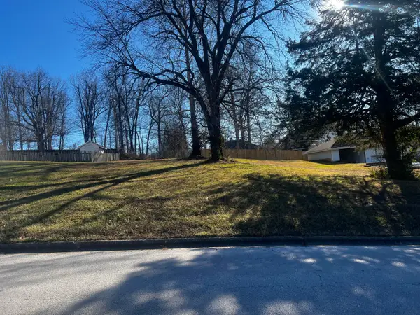 3706 E Linwood Drive, Springfield, MO 65809