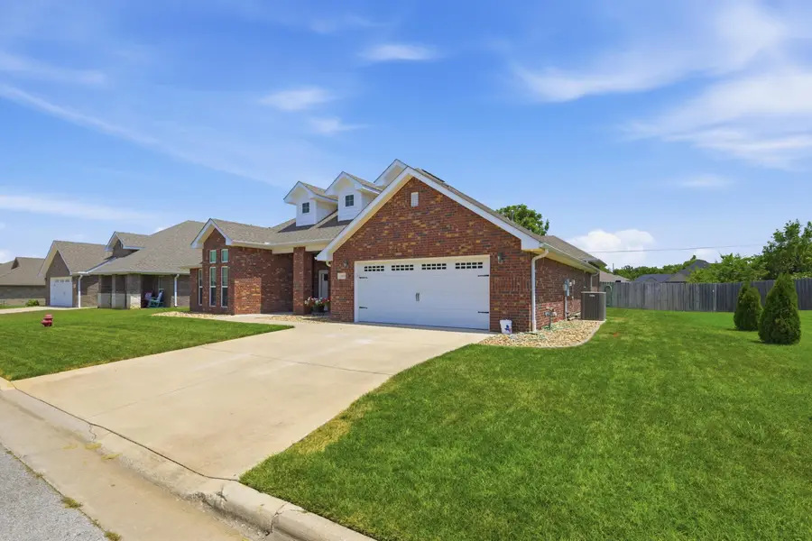 1003 Mckenzie Circle, Webb City, MO 64870 - #3