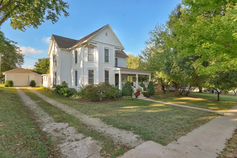 527 Center Street, Mount Vernon, MO 65712 - #3