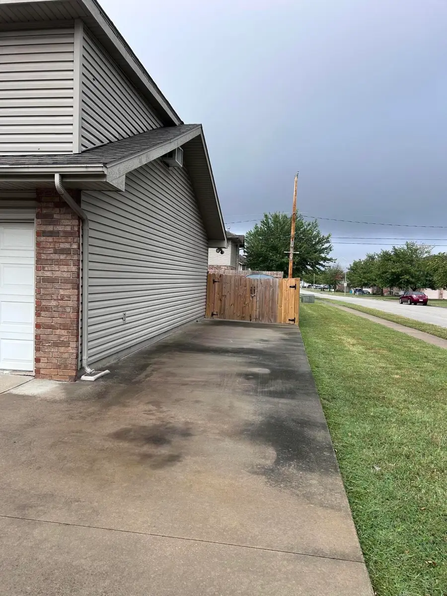 3233 S Jefferson Avenue, Springfield, MO 65807 - #3