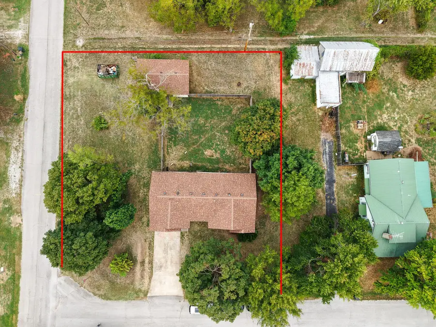 137 W Cline Street, Aurora, MO 65605 - #3