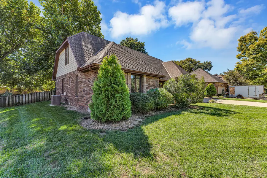 2016 E Lakewood Street, Springfield, MO 65804 - #2
