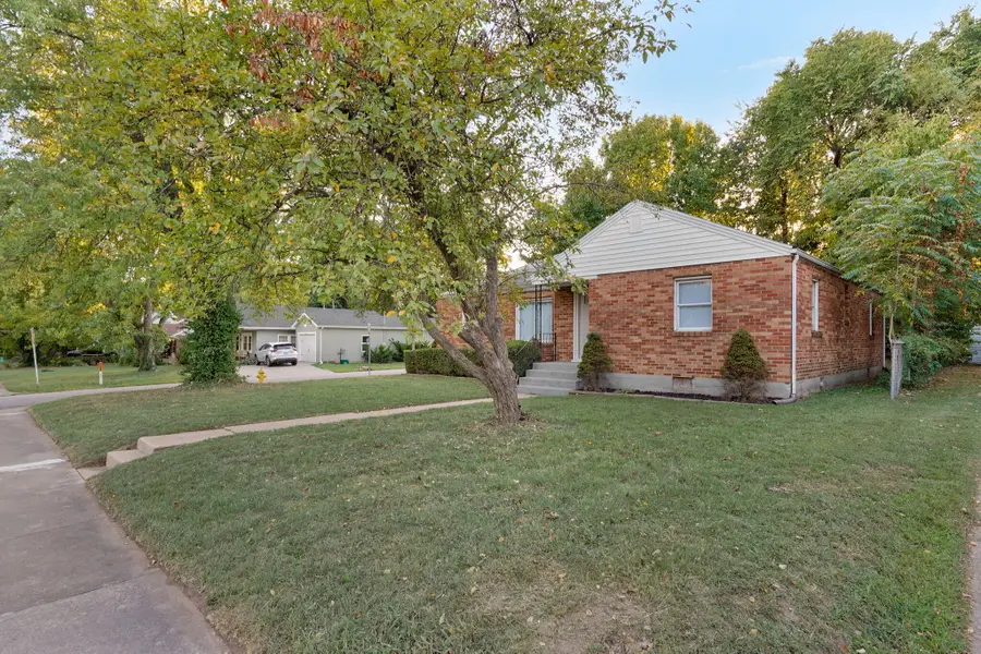 637 S Kickapoo Avenue, Springfield, MO 65804 - #2