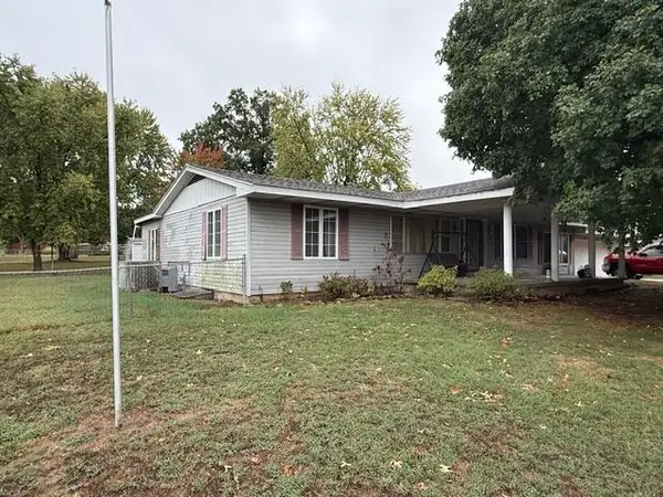 1106 S Carnation Drive E, Aurora, MO 65605