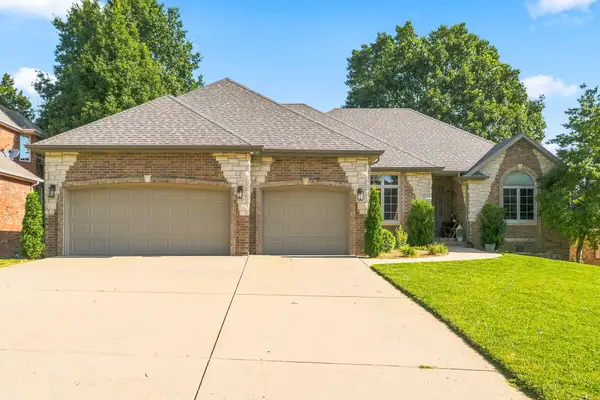 1019 W Parkhill Circle, Springfield, MO 65810