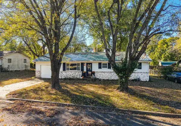 650 W Plumb Street, Aurora, MO 65605