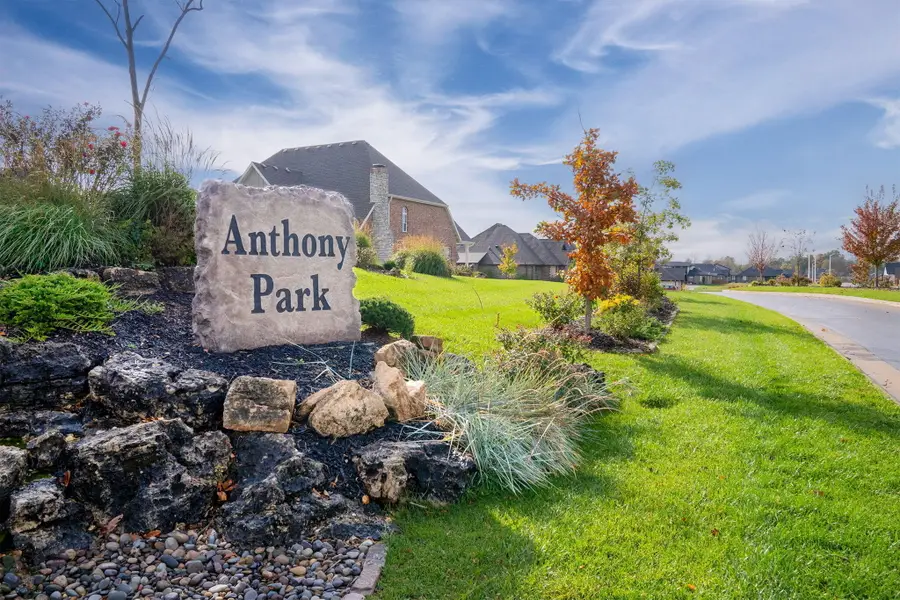 672 E Huntington Avenue, Springfield, MO 65810 - #2