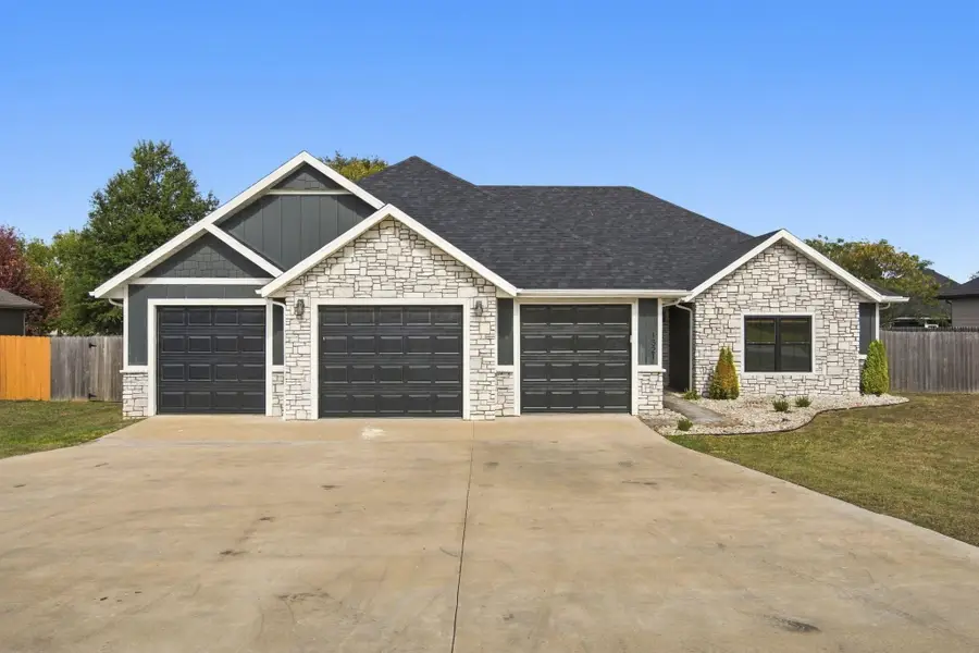 1521 W Jones Street, Bolivar, MO 65613 - #3