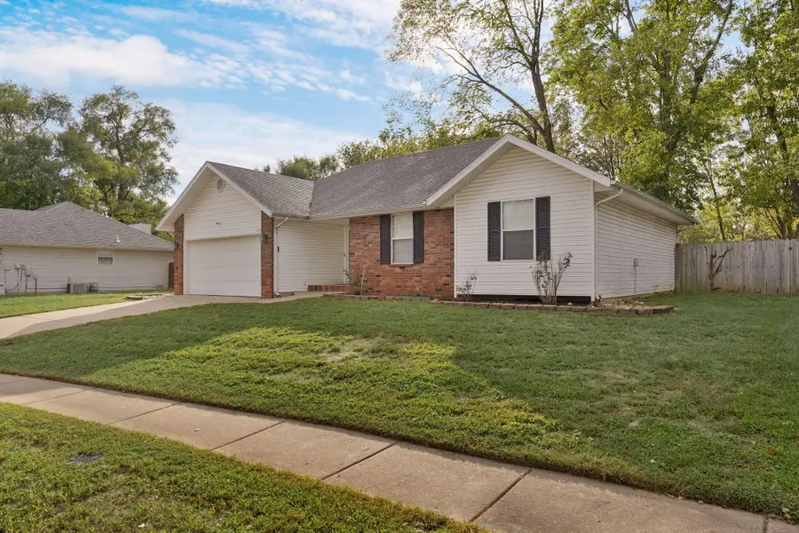 2131 S Colgate Avenue, Springfield, MO 65807 - #2