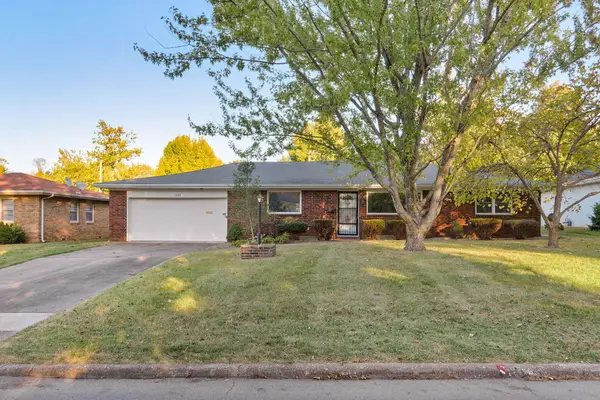 1932 S Westwood Avenue, Springfield, MO 65807