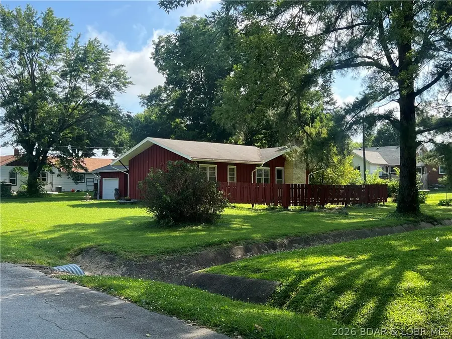 302 S Ross St, Versailles, MO 65084 - #3