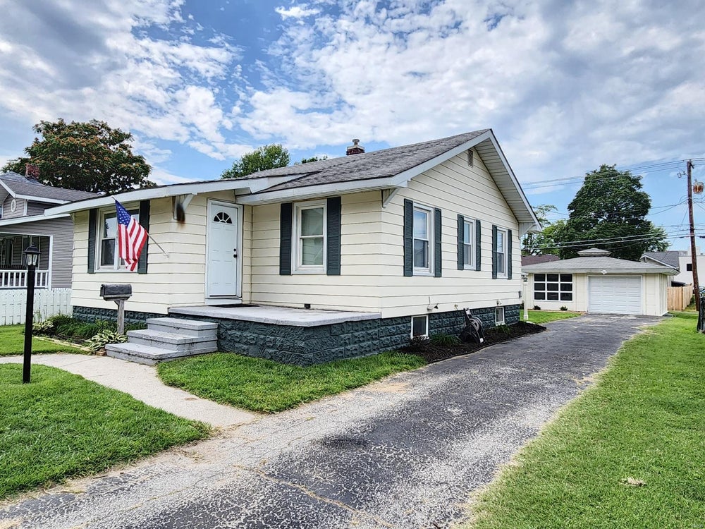 646 N 1st Street, Wood River, IL 62095 BHGRE