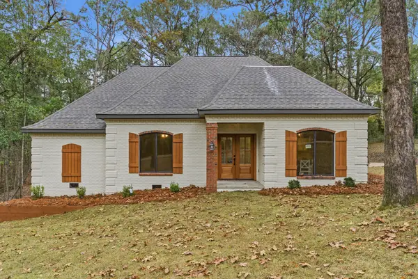 200 Honeysuckle Dr., Hattiesburg, MS 39402