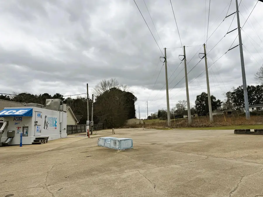 2014 Oak Grove Rd., Hattiesburg, MS 39402 - #2