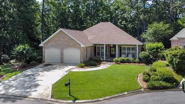 23 Honors Ln., Hattiesburg, MS 39402