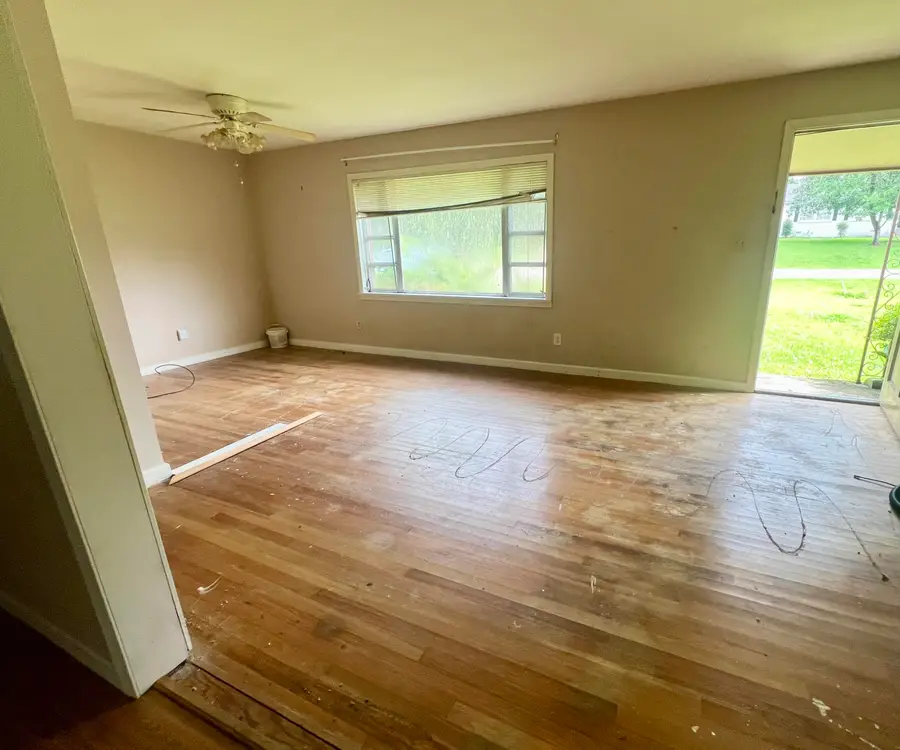 768 Northwood Dr., Laurel, MS 39440 - #2
