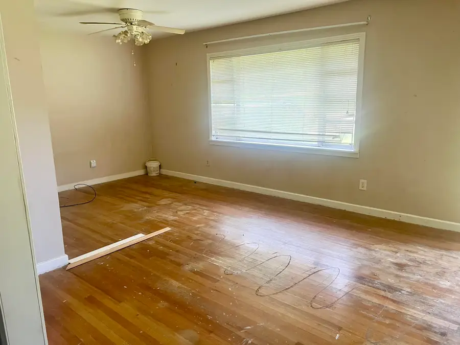 768 Northwood Dr., Laurel, MS 39440 - #3