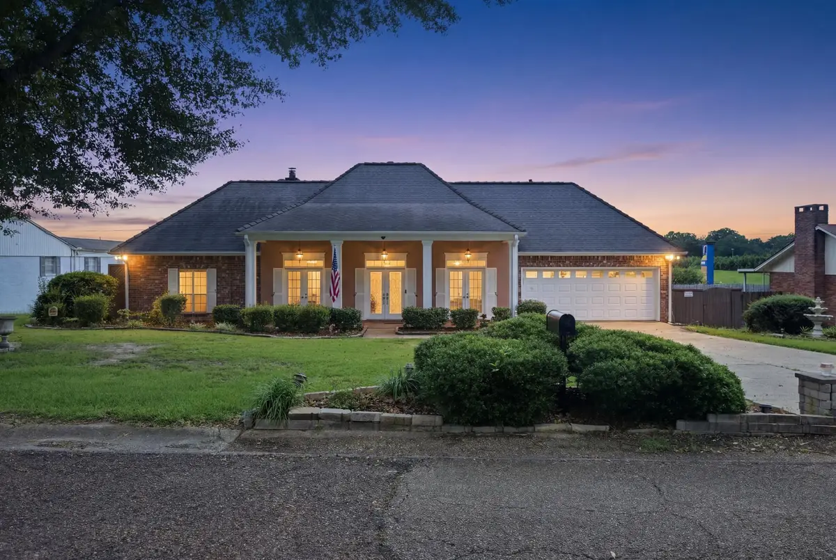 404 Oakbrook Cir, McComb, MS 39648 - #1