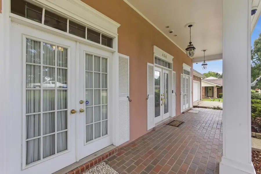 404 Oakbrook Cir, McComb, MS 39648 - #3