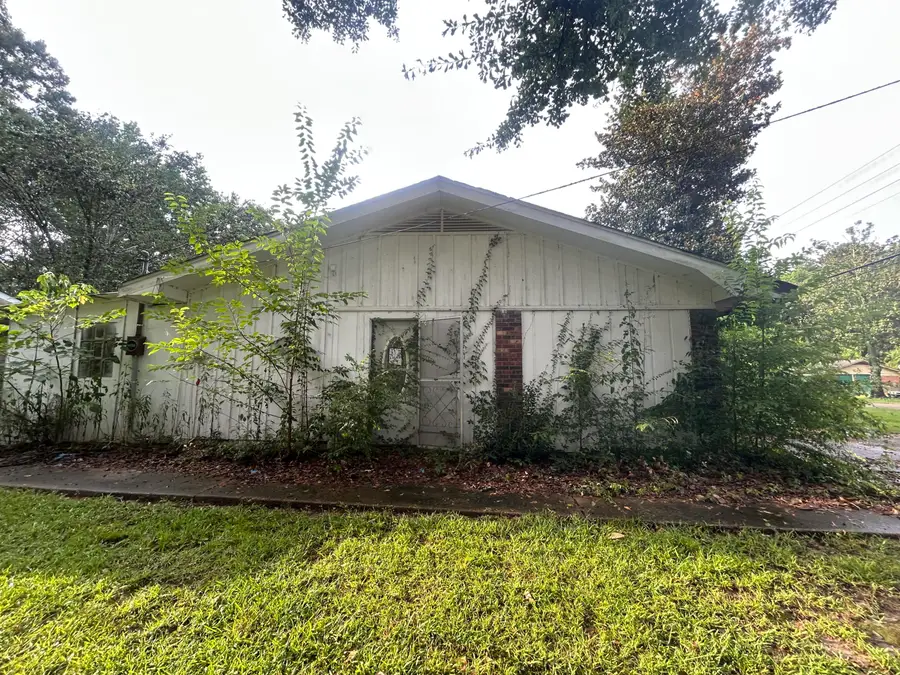 529 Valley View Dr., Philadelphia, MS 39350 - #3
