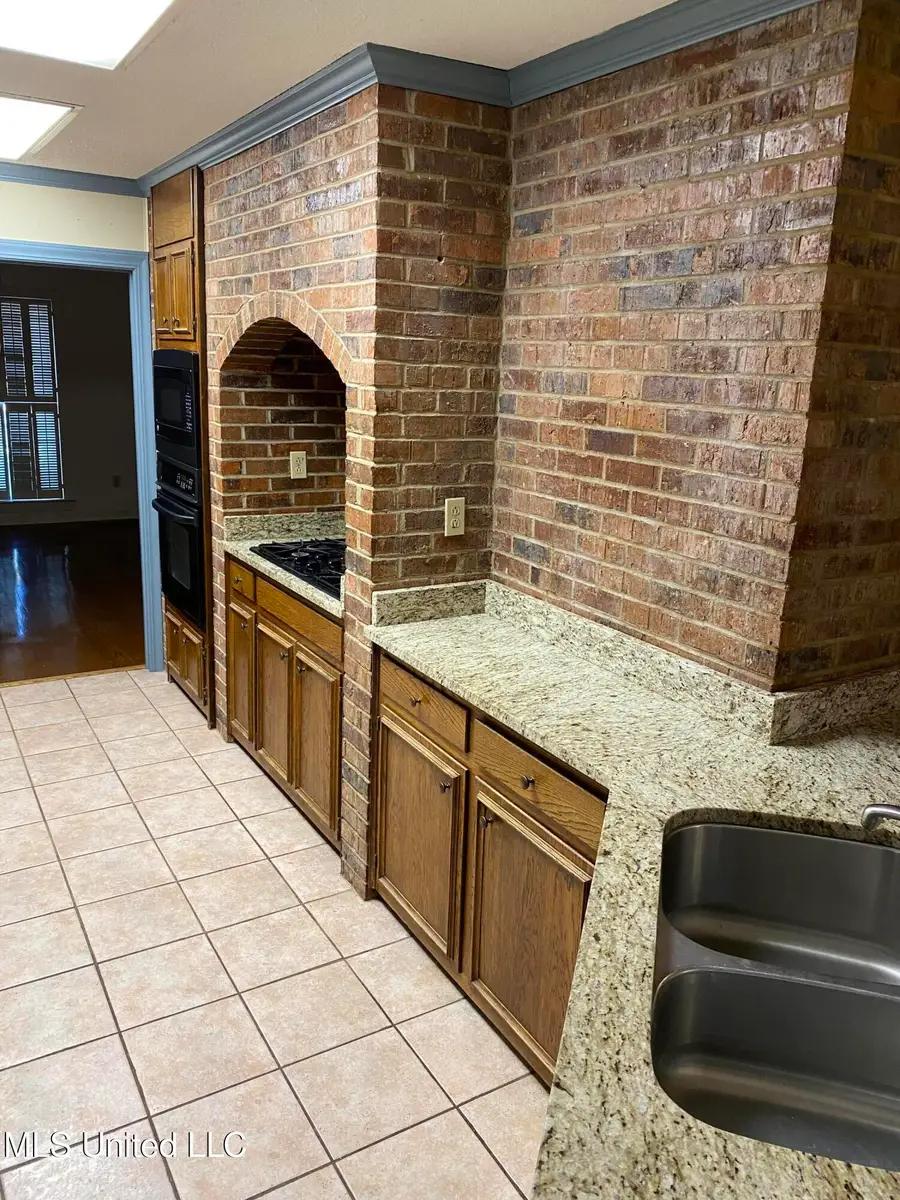 622 S Aubrey Circle, Greenwood, MS 38930 - Image #2