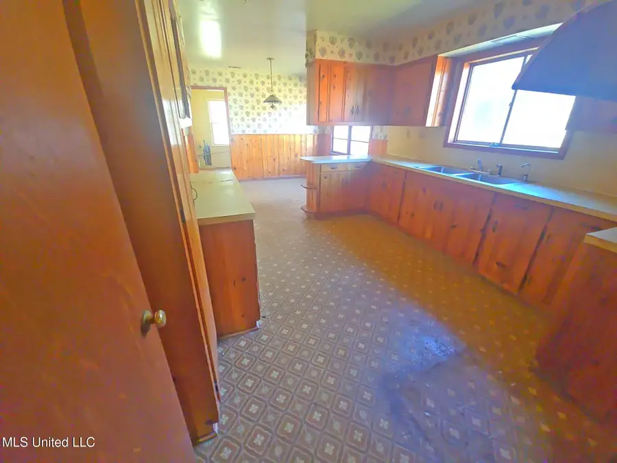 1315 S Saint Marys Circle, Greenville, MS 38703 - Image #2