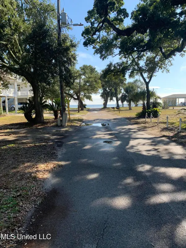 106 Vista Drive, Pass Christian, MS 39571