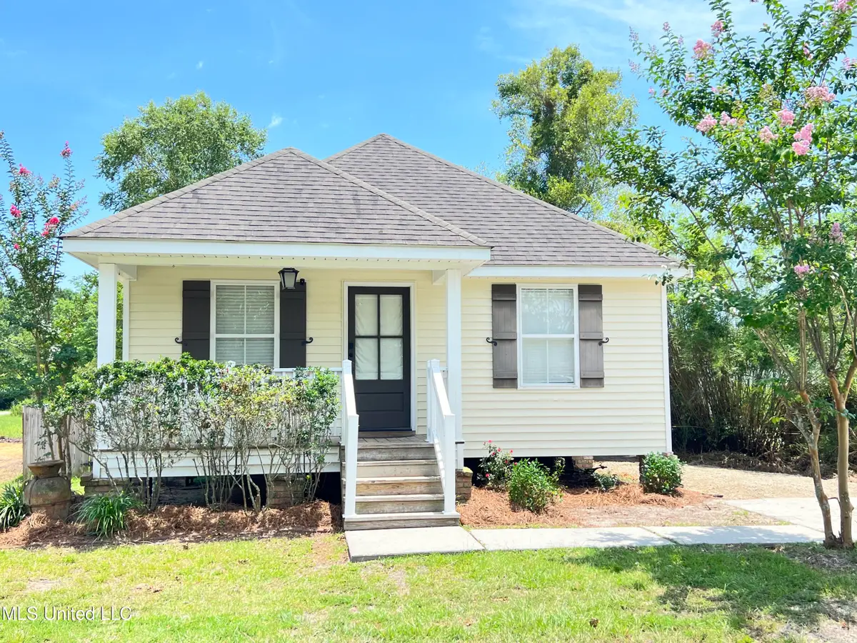 205 Jeff Davis Avenue, Waveland, MS 39576 - Image #1