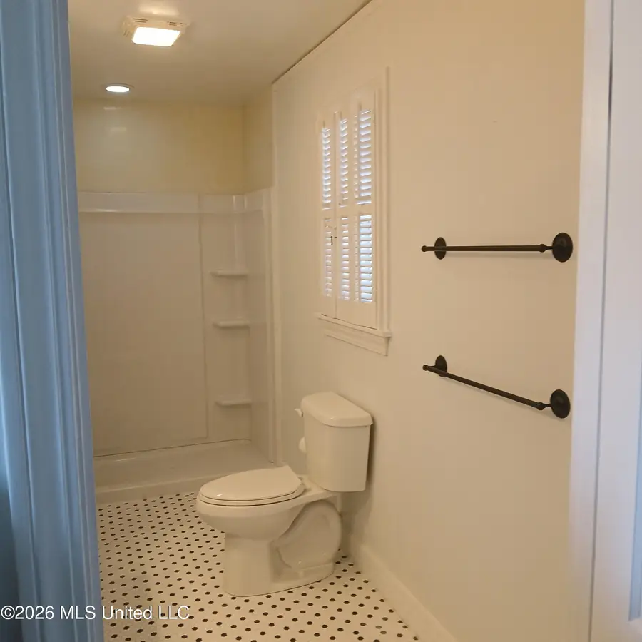 404 E Adams Avenue, Greenwood, MS 38930 - #3