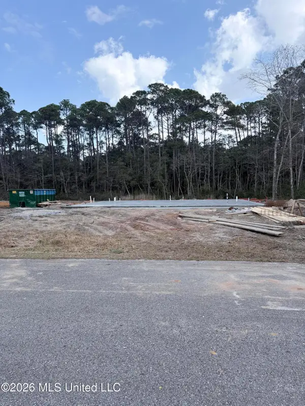 533 Oak Street, Ocean Springs, MS 39564