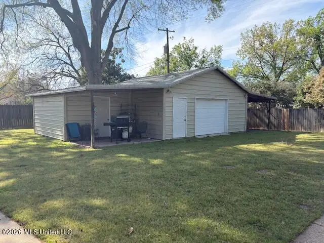 415 E Jeff Davis Avenue, Greenwood, MS 38930 - #3